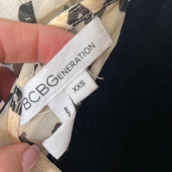 BCBG Génération Animal 🦓 🐆 Print shirt with delicate Flutter cap sleeves. XXS - Picture 5 of 5